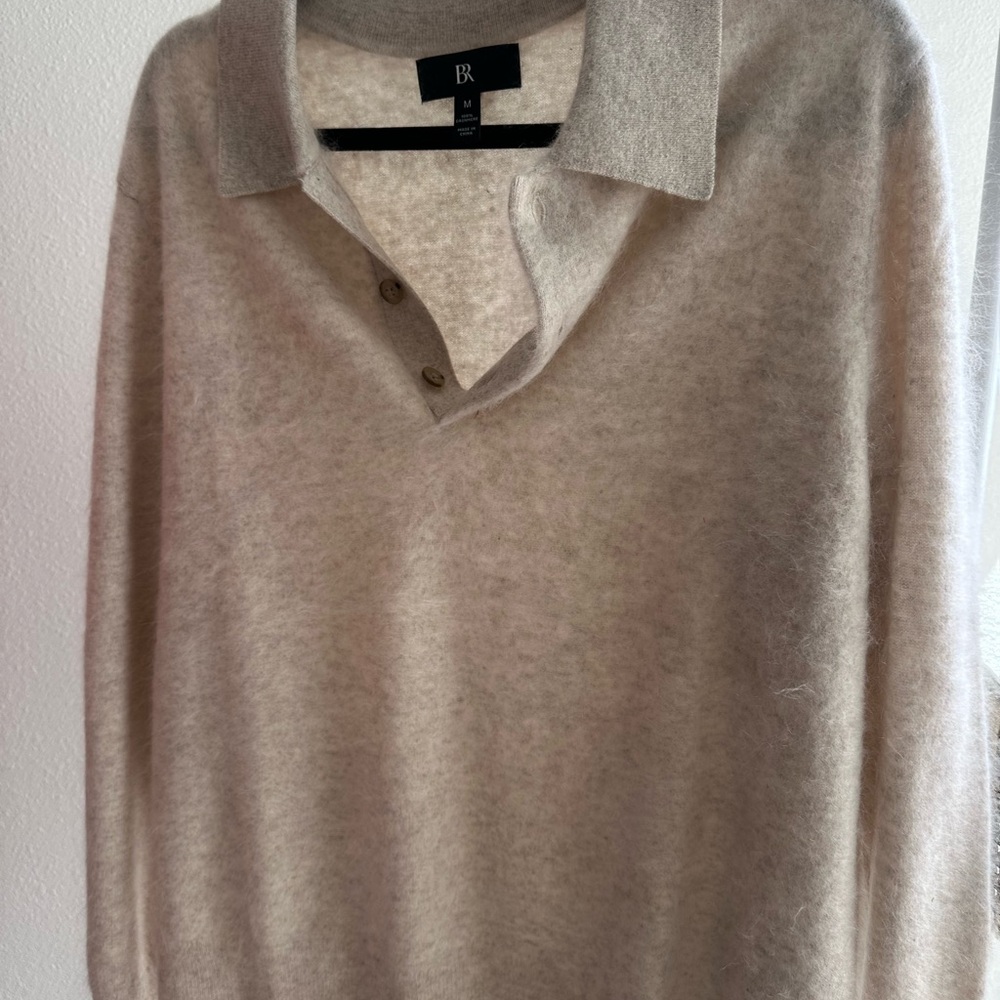 Banana Republic Tan V-Neck Cashmere Sweater Elegant Knit Design